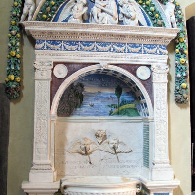 Lavabo Brunnen von Giovanni della Robbia in der Sakristei von Santa Maria di Novella, Florenz © Wikipedia