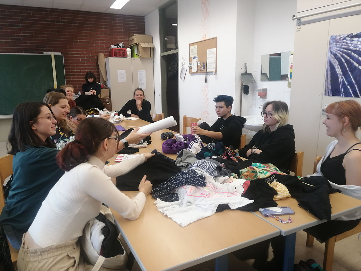 Beginn des Anti Fast Fashion-Projekts in der Schule KunstModeDesign Herbststrasse © Christina Dörfler