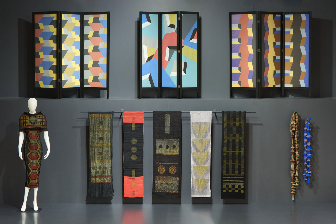 Blick in die Ausstellung URSI FÜRTLER Textil – Abstrakt, MAK 2026 © MAK/Christian Mendez