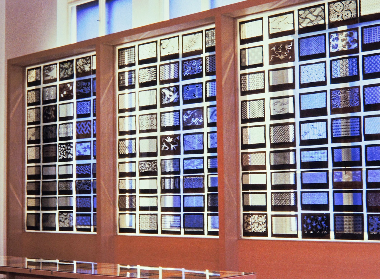 Blick in die Ausstellung Verborgene Impressionen: Japonismus in Wien, 1870–1930, MAK 1990 Erstmals wurde in einer MAK Ausstellung die Vielfalt japanischer Ornamentik aufgezeigt. © MAK