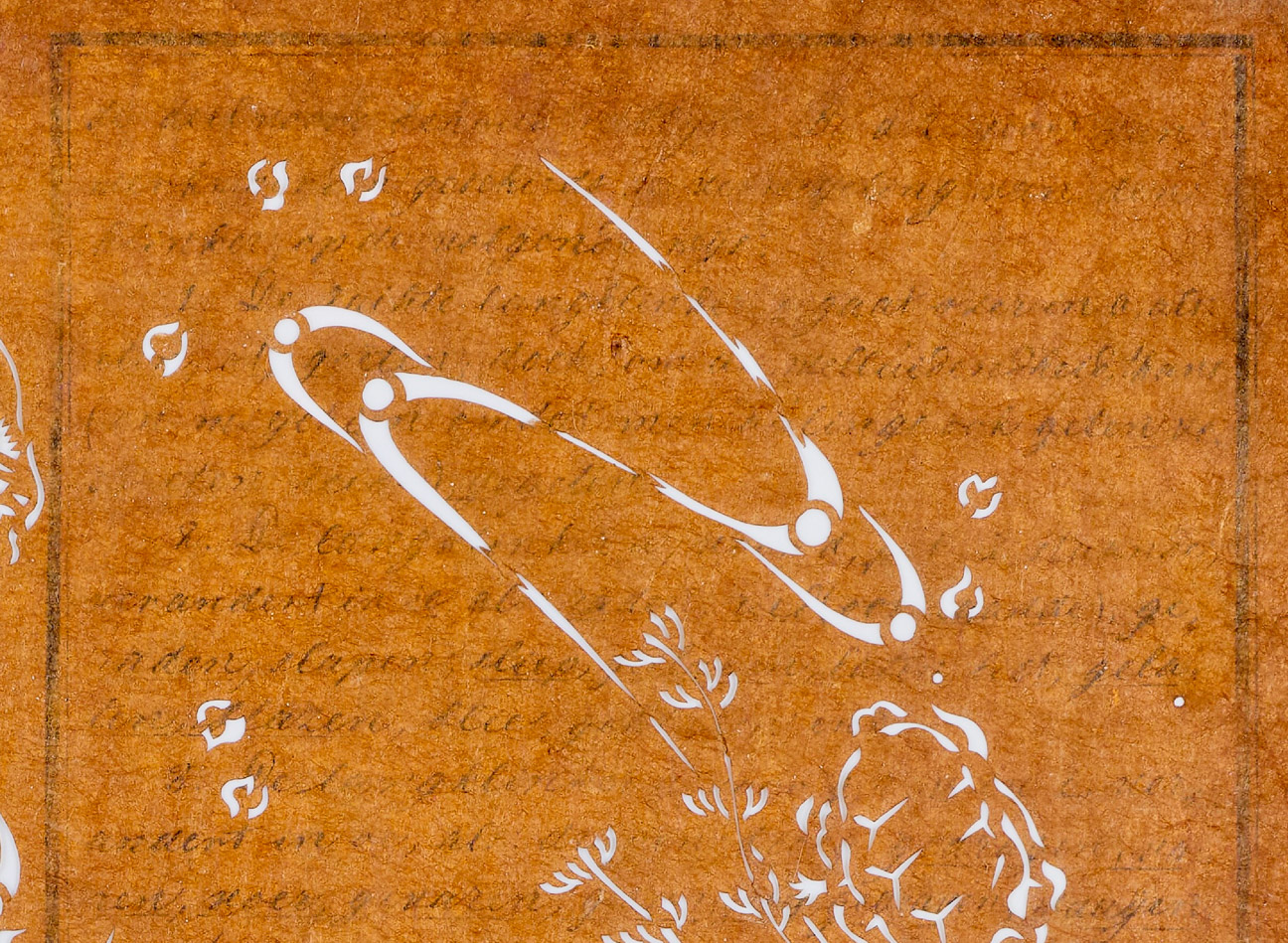 Katagami (Detail) Wiederverwendung von gebrauchtem Papier mit holländischem Text. OR 3925-1213 Papier war kostbar und wurde generell häufig wiederverwendet, auch für Färbeschablonen. Als Makulatur finden sich Rechnungsbücher, alte gedruckte Bücher, ja sogar ein Sterberegister eines buddhistischen Tempels. Die Verwendung eines holländischen Textes ist einmalig in der MAK Sammlung © MAK/Georg Mayer