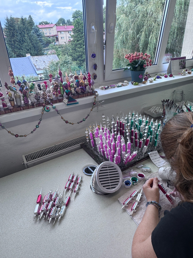 Bemalen der Hohlglasformen in der Produktionswerkstatt Rautis ©Emil Pokorny