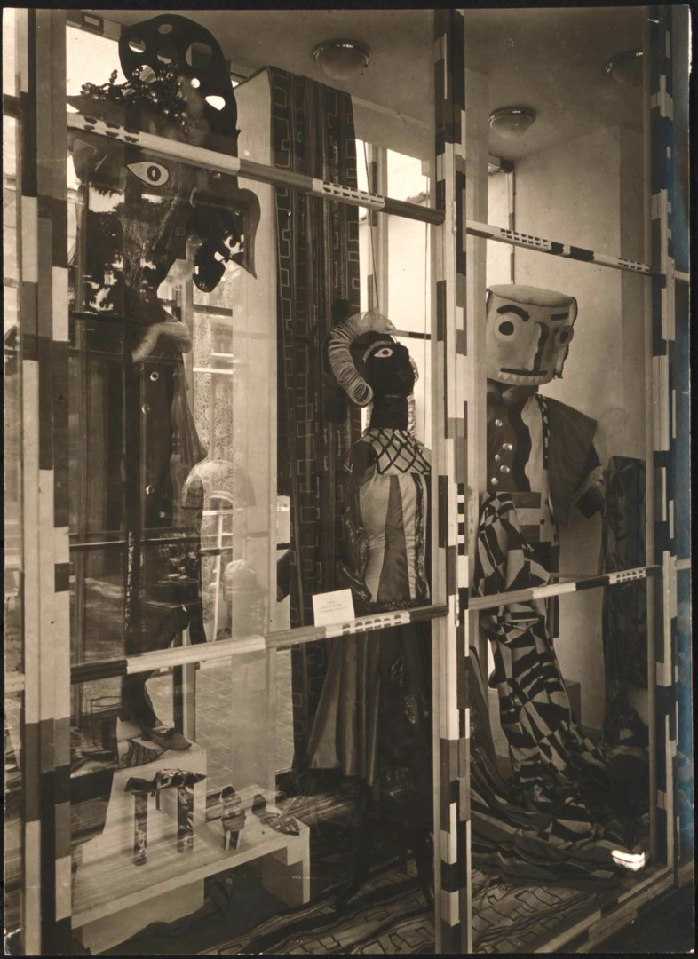 Camilla Birke, Hilda Polsterer, Masken und Kostüme im Vitrinensaal (5) des Österreichischen Pavillons, Paris 1925; Fotografie. © MAK