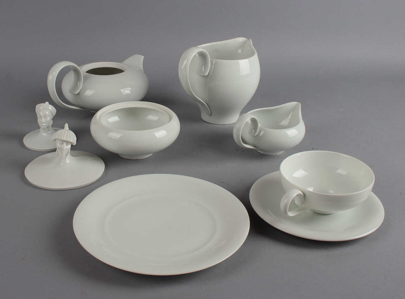 Service Orient, das die Wiener Werkstätte-Gestalterin Ena Rottenberg 1930 für die Porzellanmanufaktur Augarten © Dorotheum