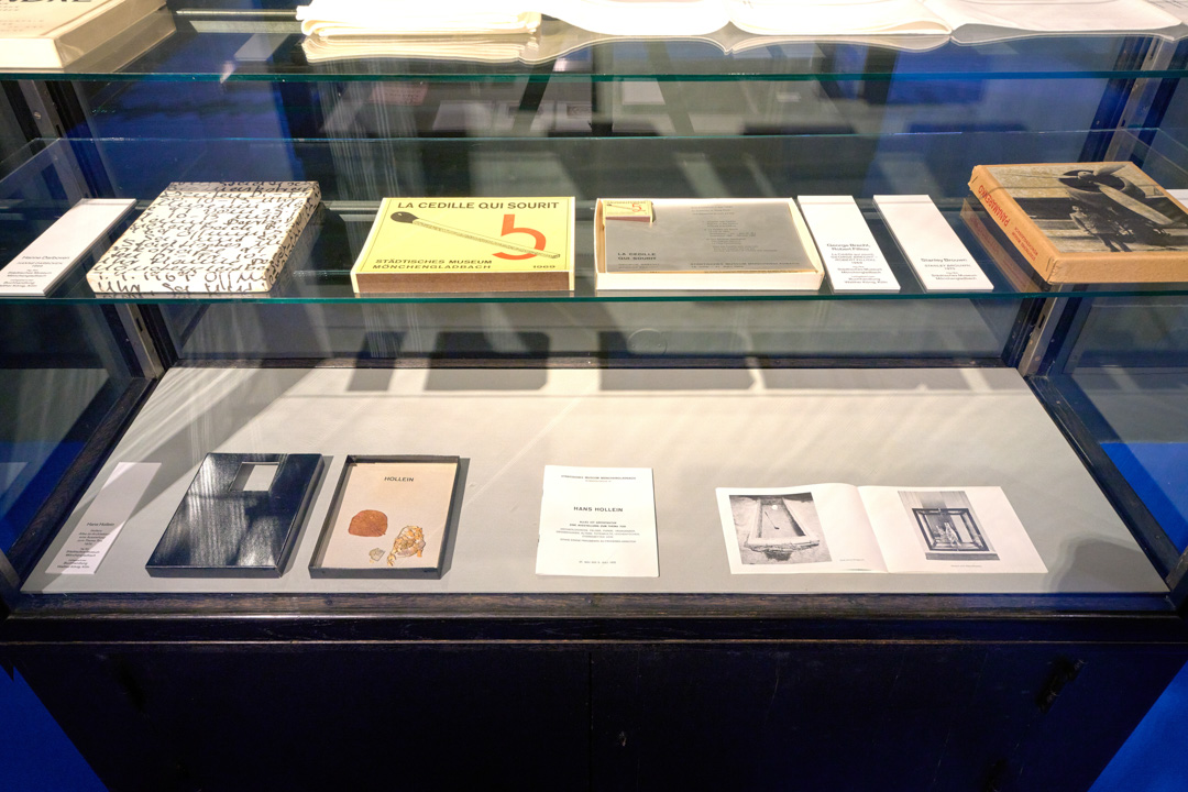 MAK Ausstellungsansicht, 2025 TURNING PAGES. Künstler*innenbücher der Gegenwart Zentraler Raum MAK Design Lab © MAK/Christian Mendez