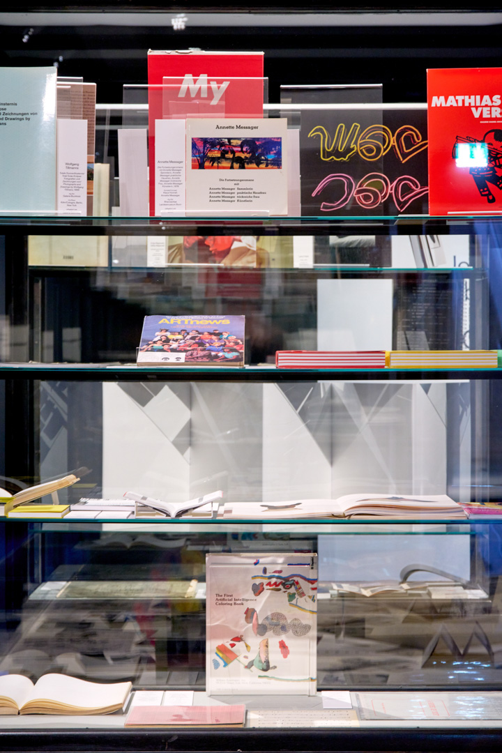 MAK Ausstellungsansicht, 2025 TURNING PAGES. Künstler*innenbücher der Gegenwart Zentraler Raum MAK Design Lab © MAK/Christian Mendez