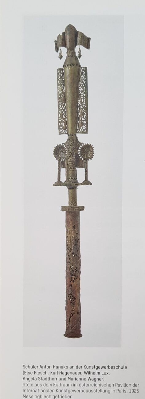 Stele aus dem Kultraum im Österreichischen Pavillon, Paris 1925; Metall, getrieben. © MAK