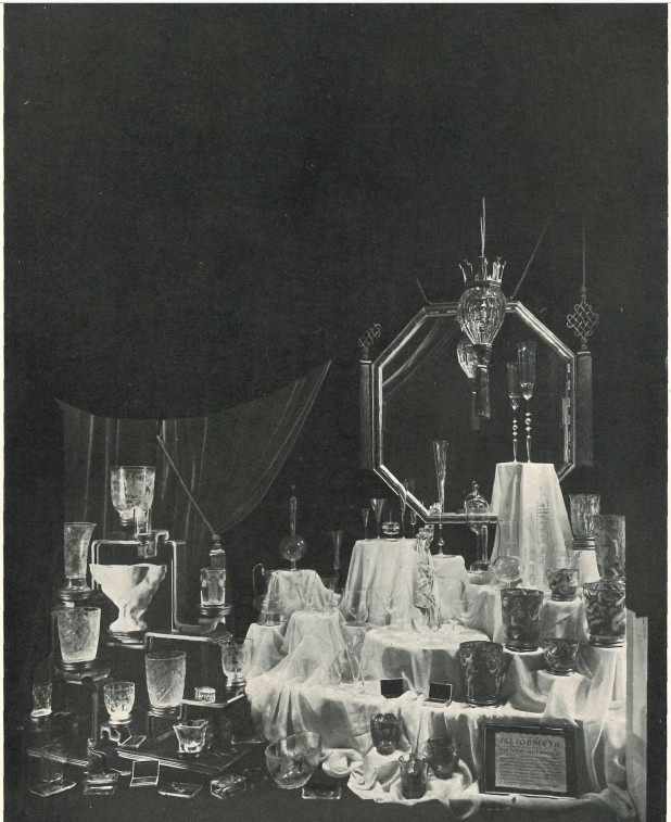 Lobmeyr-Vitrine im Österreichischen Pavillon, Paris 1925; Abbildung in Eisler 1925. © MAK