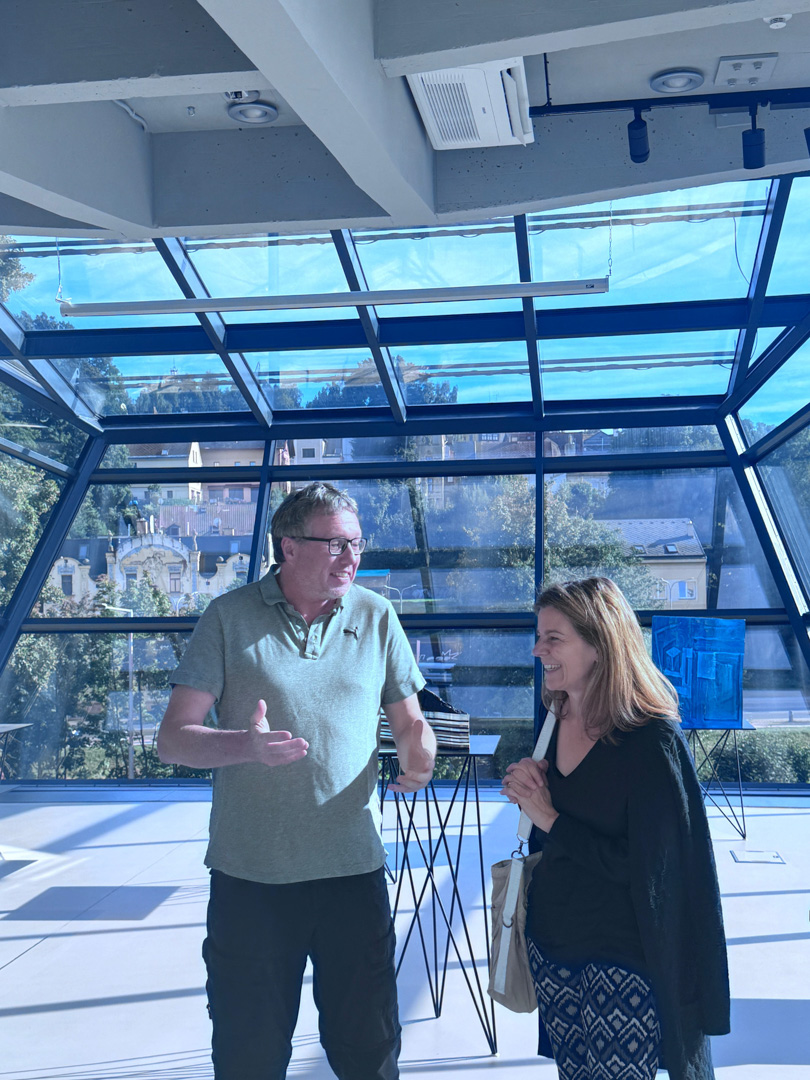 Direktor Petr Novy und Kathrin Pokorny-Nagel im Neubau des Glas- und Bijouterie Museums in Gablonz / Jablonec nad Nisou ©Emil Pokorny