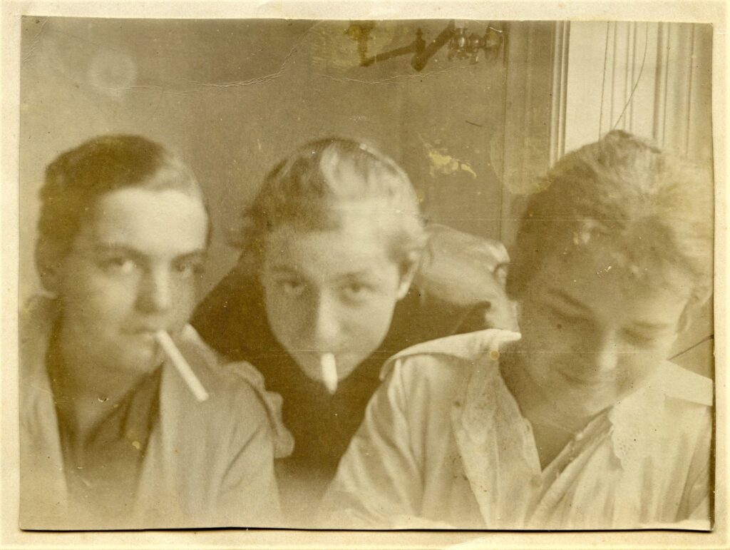 Fritzi Löw (links) und zwei Mitschülerinnen, vermutlich in der Kunstschule für Frauen und Mädchen, um 1907 © MAK