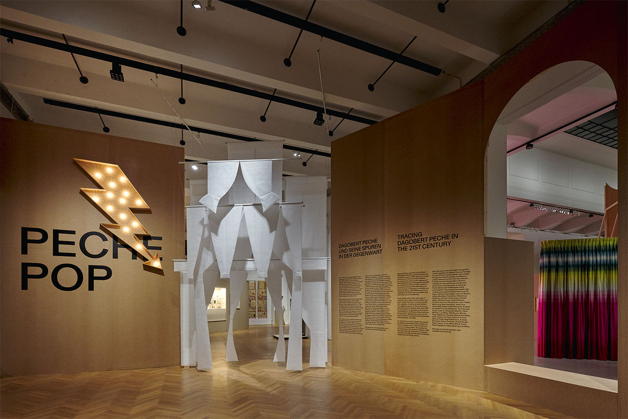 Ausstellungsansicht PECHE POP mit der Vorhang-Installation Jalousie Ombrage DP von Wiener Times, 2024 © MAK/Christian Mendez