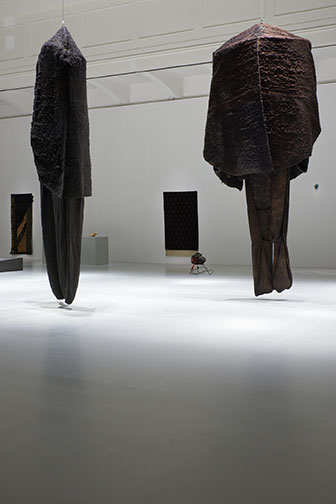 MAK Ausstellungsansicht, 2023 HARD/SOFT. Textil und Keramik in der zeitgenössischen Kunst MAK Ausstellungshalle EG © MAK/Georg Mayer
