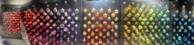 Ausstellungsvitrine in World of Wonder im Glas- und Bijouterie Museums in Gablonz / Jablonec nad Nisou ©Emil Pokorny