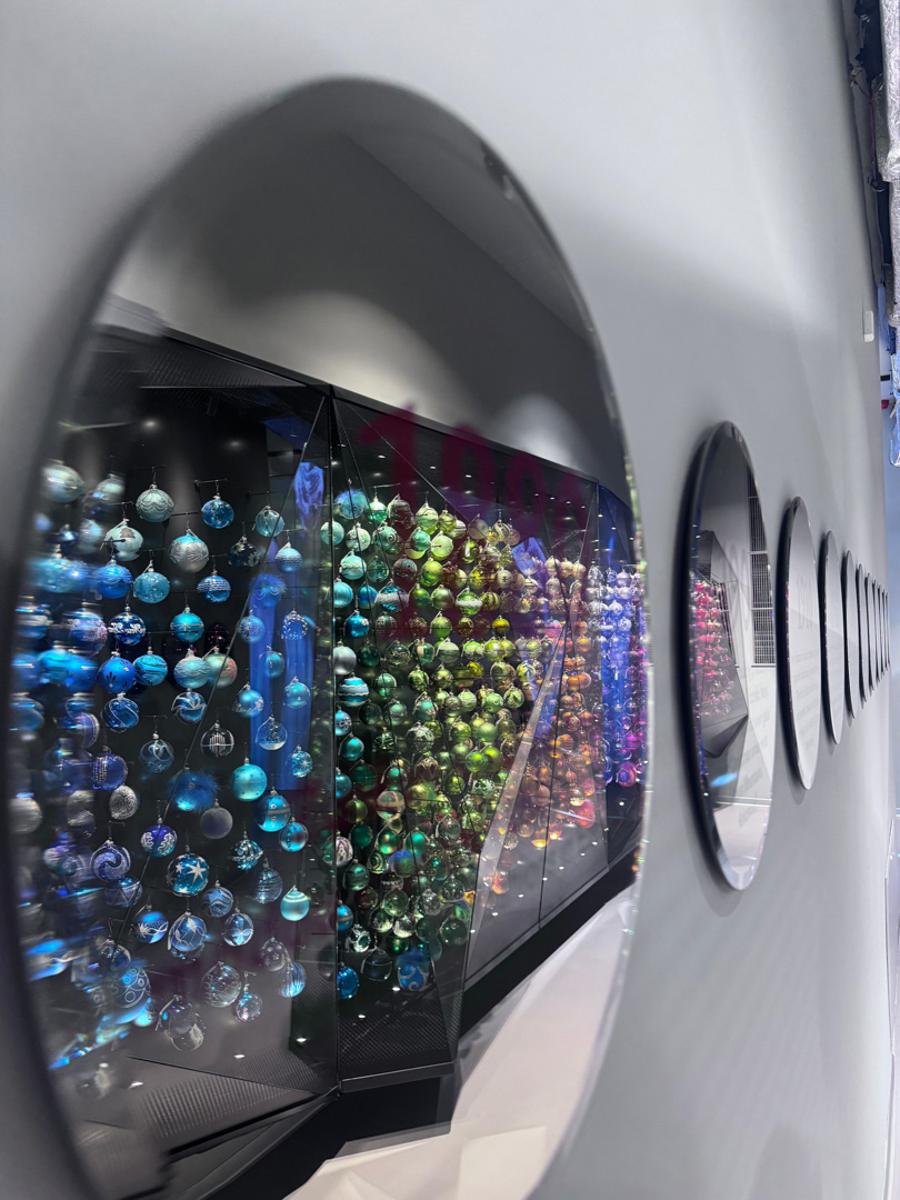 Ausstellungsvitrine in World of Wonder im Glas- und Bijouterie Museums in Gablonz / Jablonec nad Nisou ©Emil Pokorny