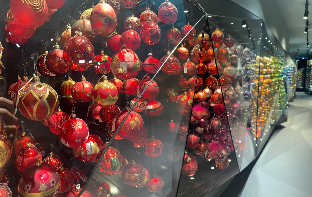 Ausstellungsvitrine in World of Wonder im Glas- und Bijouterie Museums in Gablonz / Jablonec nad Nisou ©Emil Pokorny