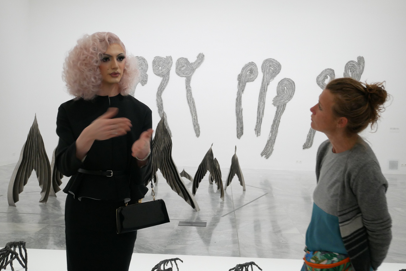 Drag Queen Catrice Libertys und Janina Falkner bei der Dialogführung durch die Ausstellung ROSEMARIE CASTORO. Land of Lashes, 13.6.2023 © MAK