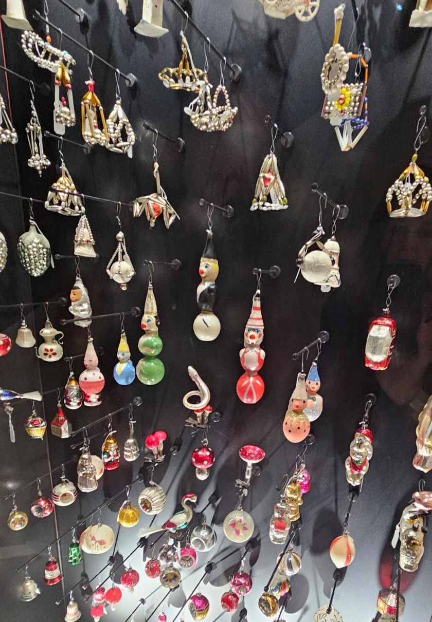 Ausstellungsvitrine in World of Wonder im Glas- und Bijouterie Museums in Gablonz / Jablonec nad Nisou ©Emil Pokorny