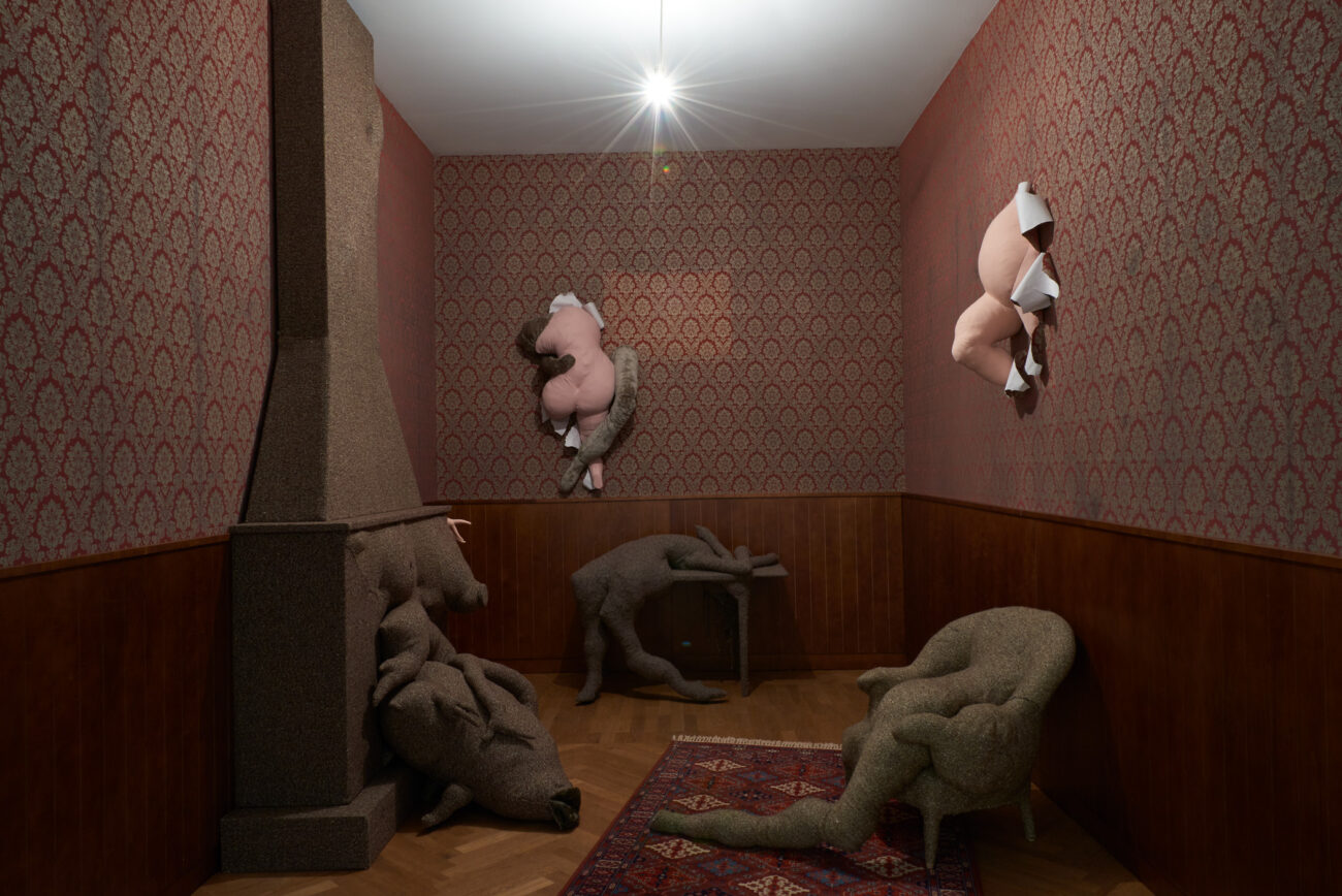 MAK Ausstellungsansicht, 2023 HARD/SOFT. Textil und Keramik in der zeitgenössischen Kunst Dorothea Tanning, Hôtel du Pavot, Chambre 202, 1970 MAK Ausstellungshalle EG © MAK/Georg Mayer