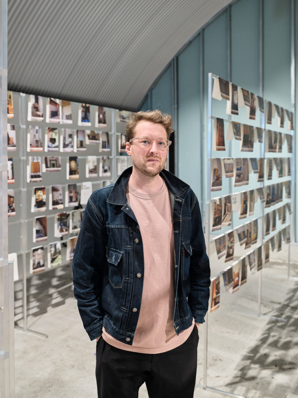 Adam Štěch in der Ausstellung Elements: Unique Details of the 20th Century Architecture and Interior, Dropcity, Mailand, 2024 © Vojtech Veskrna