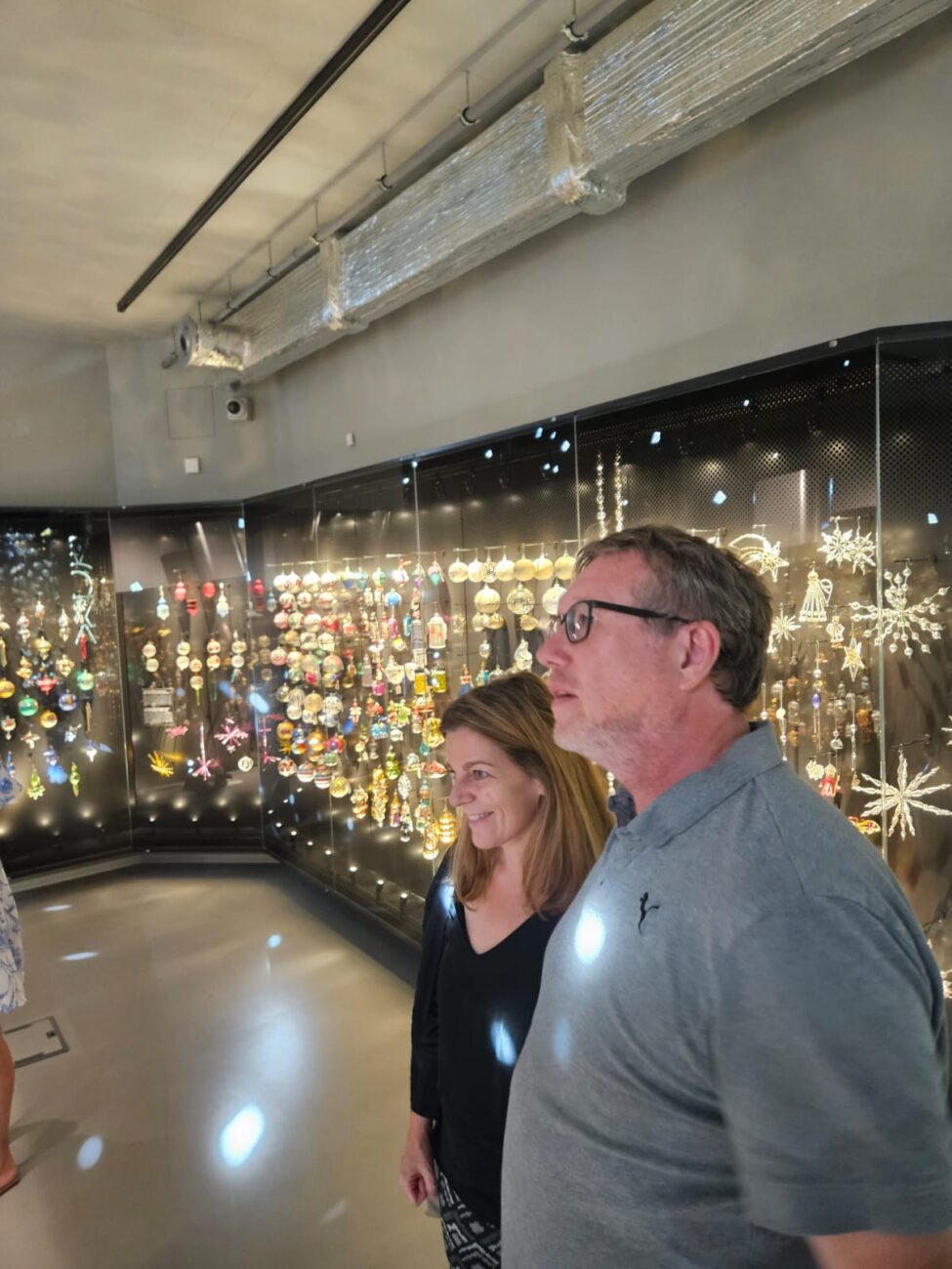Direktor Petr Novy und Kathrin Pokorny-Nagel in der Ausstellung World of Wonder im Glas- und Bijouterie Museums in Gablonz / Jablonec nad Nisou ©Emil Pokorny