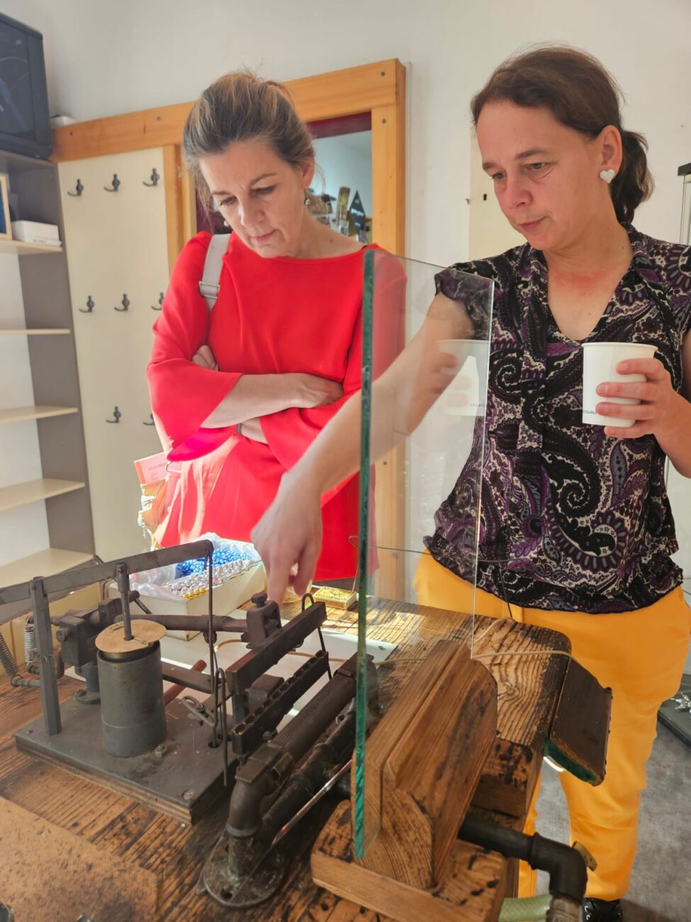 Direktorin Barbora Kulhava und Kathrin Pokorny-Nagel in der Produktionswerkstatt Rautis ©Emil Pokorny