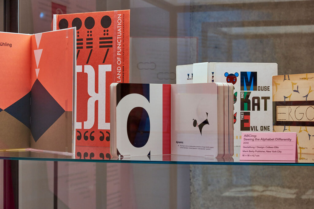 BILDERBUCHKUNST. Das Buch als künstlerisches Medium, MAK Direktion, Ausstellungsansicht, 2022 © MAK/Georg Mayer