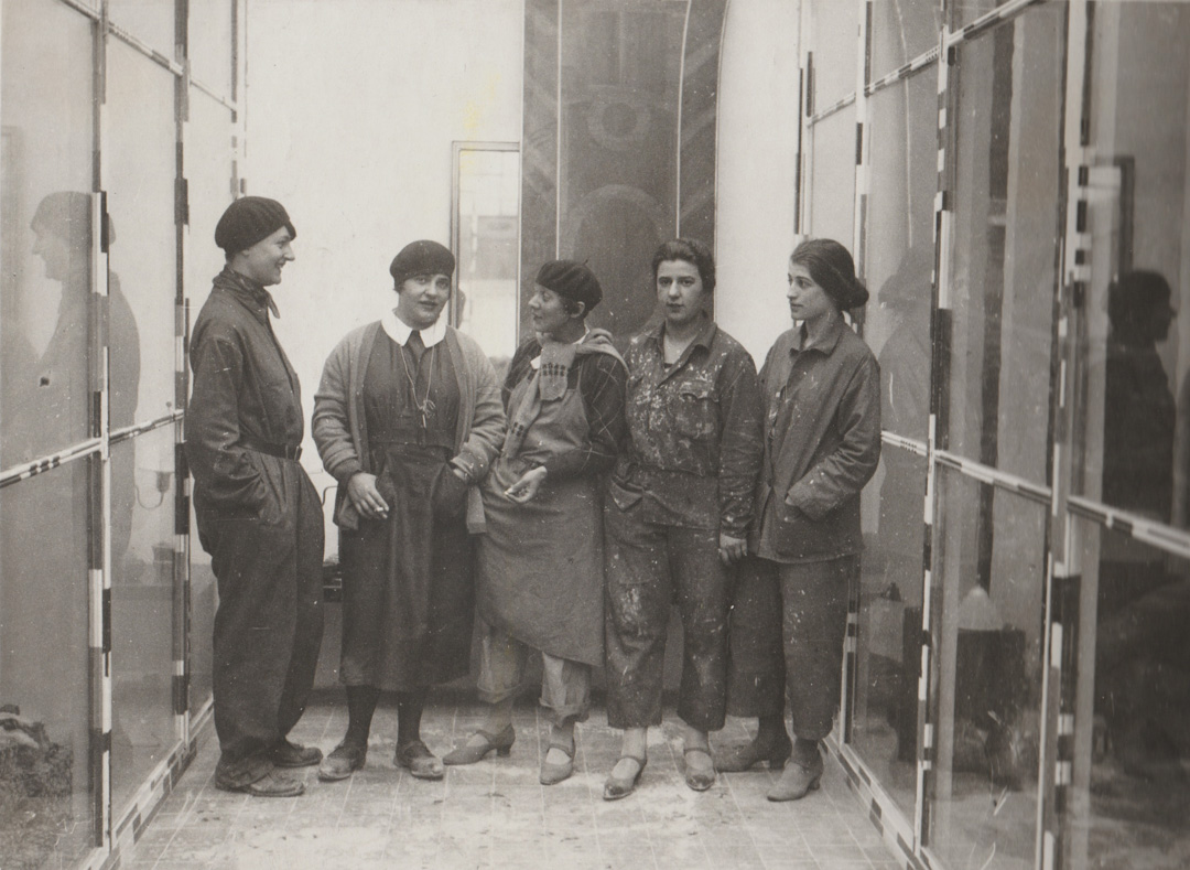 Hertha Bucher (?), Camilla Birke, Maria Likarz, Christa Ehrlich und Hilda Polsterer im Vitrinensaal (4) des Österreichischen Pavillons, Paris 1925; Fotografie. © Privatarchiv Christa Ehrlich