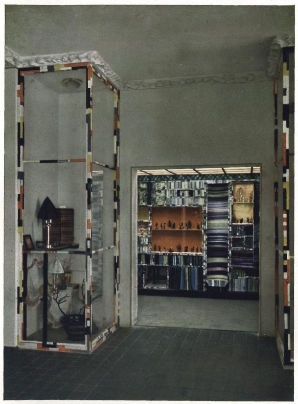 Blick vom Vitrinensaal (5) in den von Hilda Jesser gestalteten Raum der Papeterie (7), Paris 1925; Abbildung in Eisler 1925. © MAK