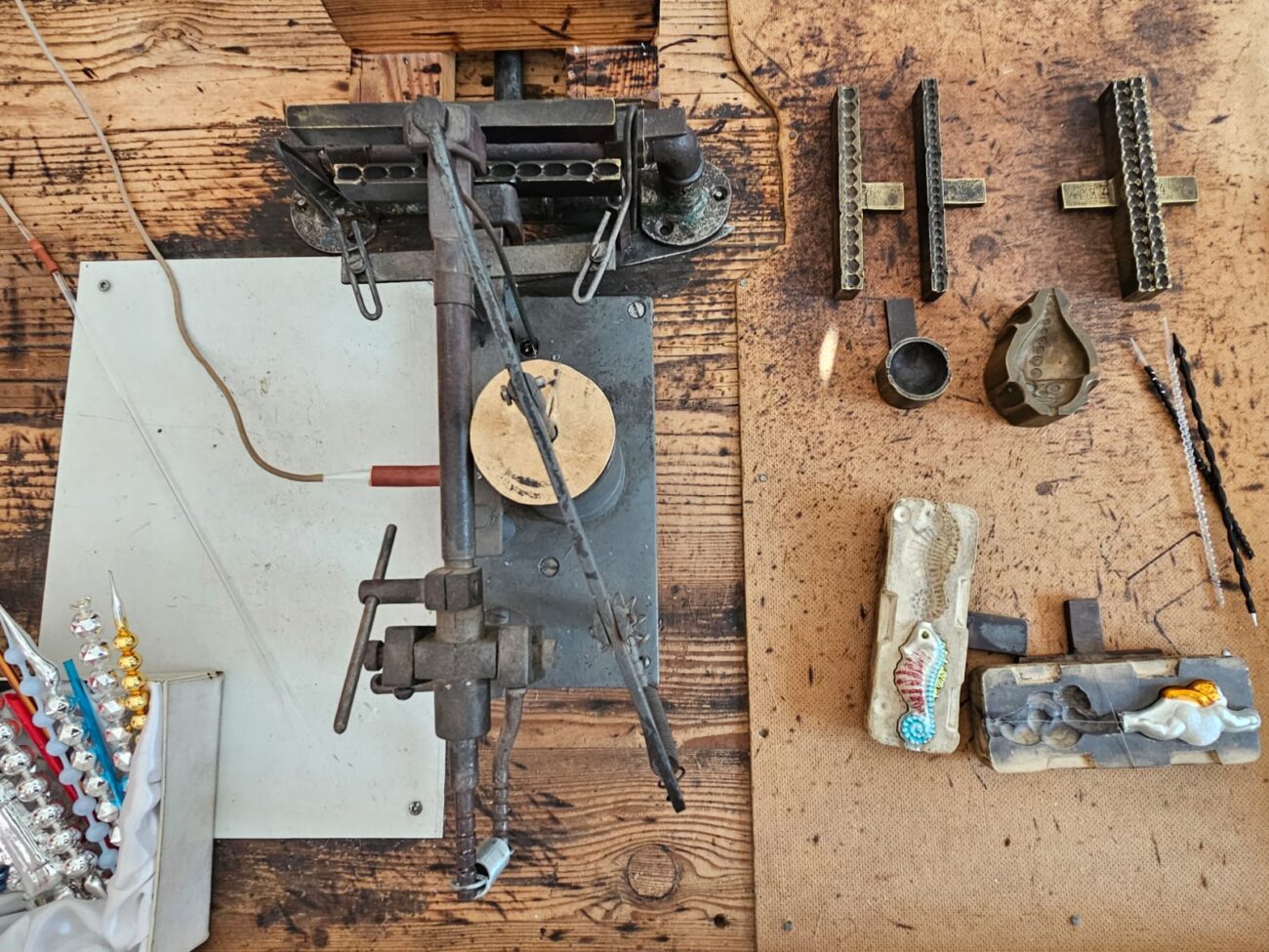 Werkbank für die Herstellung von Glasperlen und Hohlglasformen in der Produktionswerkstatt Rautis ©Emil Pokorny