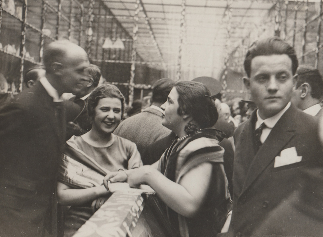 Christa Ehrlich und Camilla Birke auf der Eröffnung des Österreichischen Pavillons am 8. Mai 1925; Fotografie. © Privatarchiv Christa Ehrlich