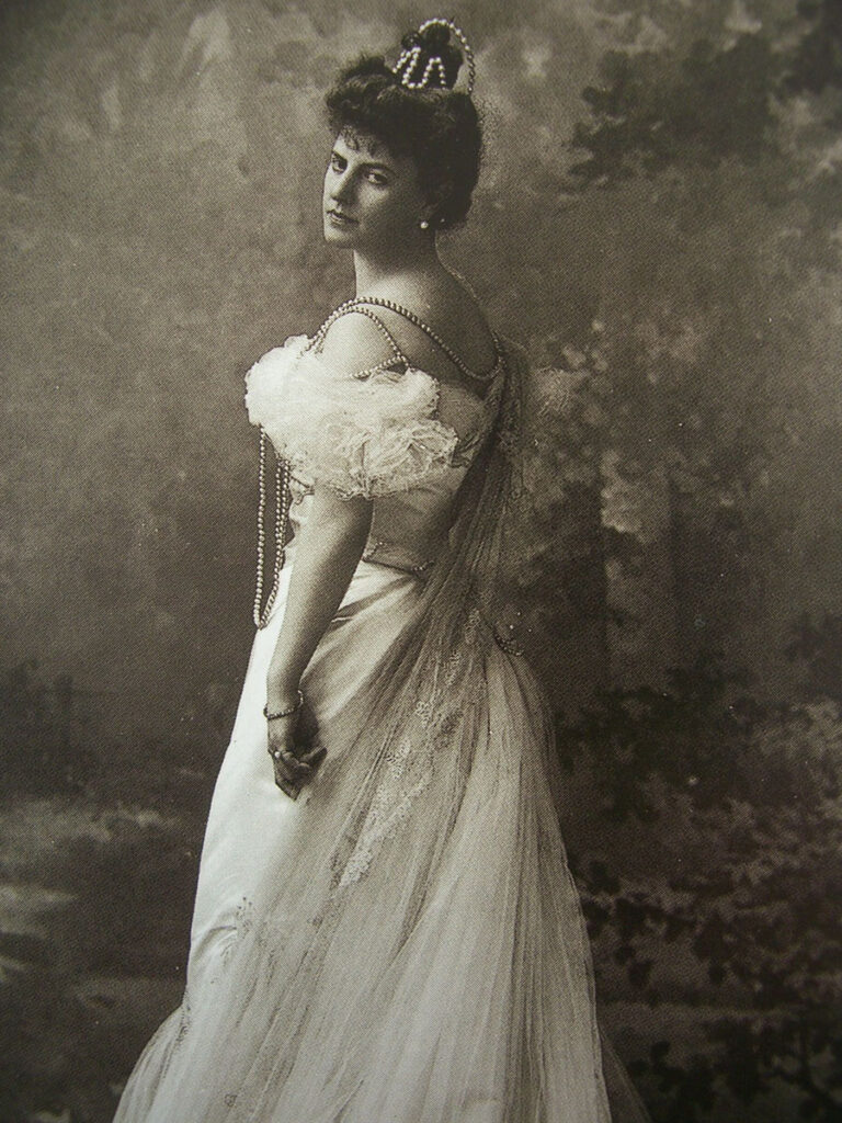 Die Gräfin Elisabeth Greffulhe (1866-1952), eines der Vorbilder für Marcel Prousts Figur der Herzogin von Guermantes, auf einer Fotografie von Nadar, um 1900