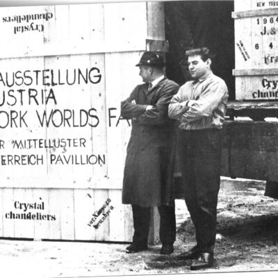 Arbeiter mit der Kiste für den Luster im Österreichischen Pavillon der Weltausstellung, New York, 1964