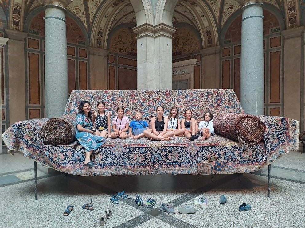 Sommeratelier-Fellows auf dem Gelitin Sofa © MAK/Laura Wagner