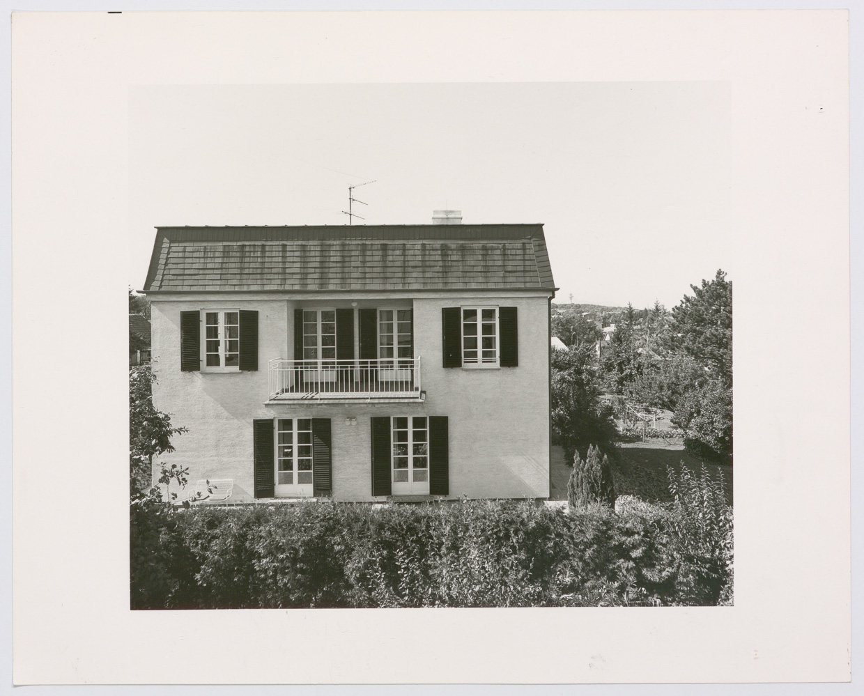 Fotografie Außenansicht mit Garten von dem Haus Tscholakoff, nicht datiert © Karl Heinz Koller