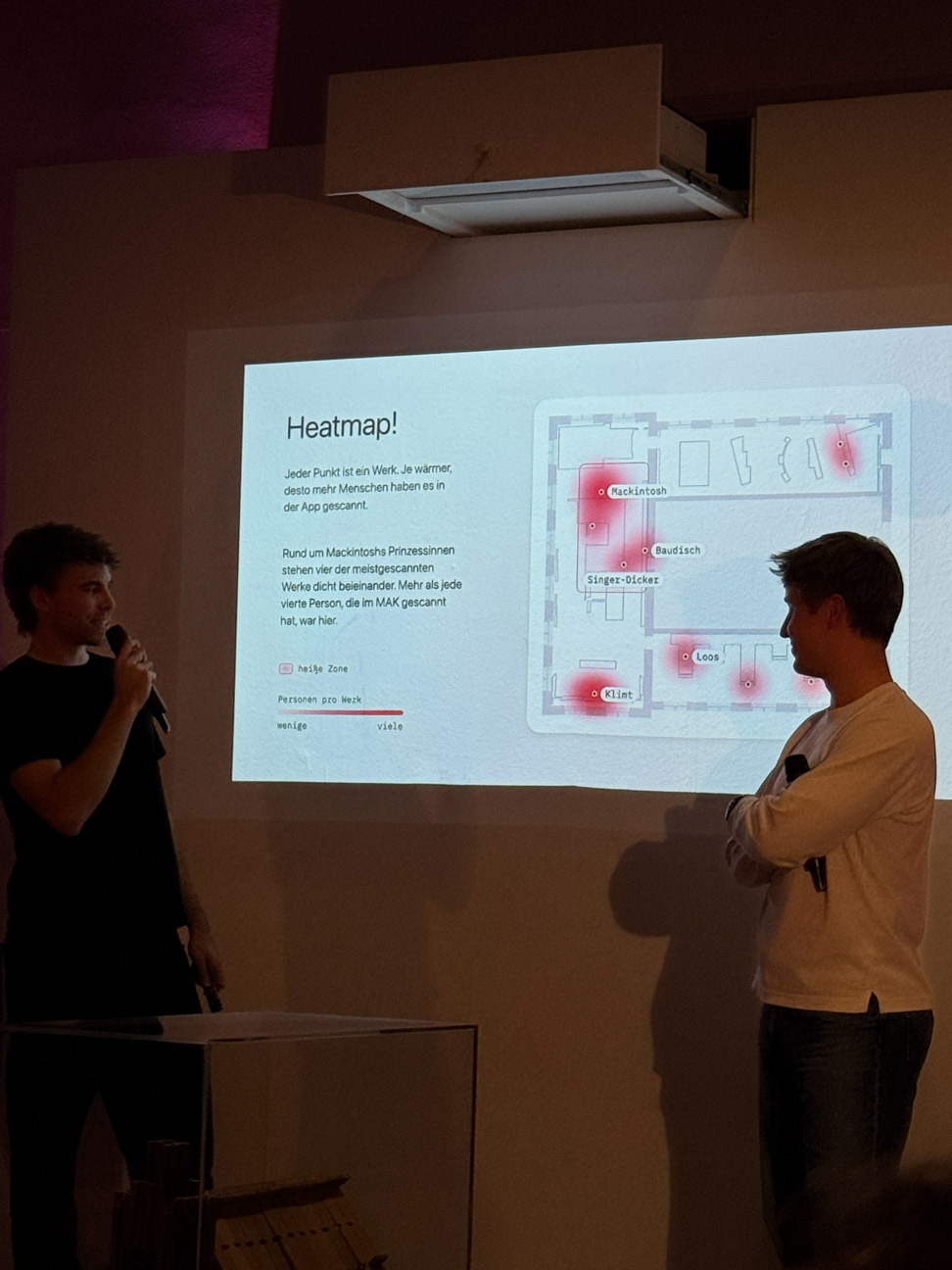 Felix Oncken und Paul Bock aus dem Artfluence-Team präsentierten am 13.10.2026 die Ergebnisse des Projekts in der DIREKTION FÜR ALLE! vor zahlreichem Publikum © MAK/Maria Gladitsch