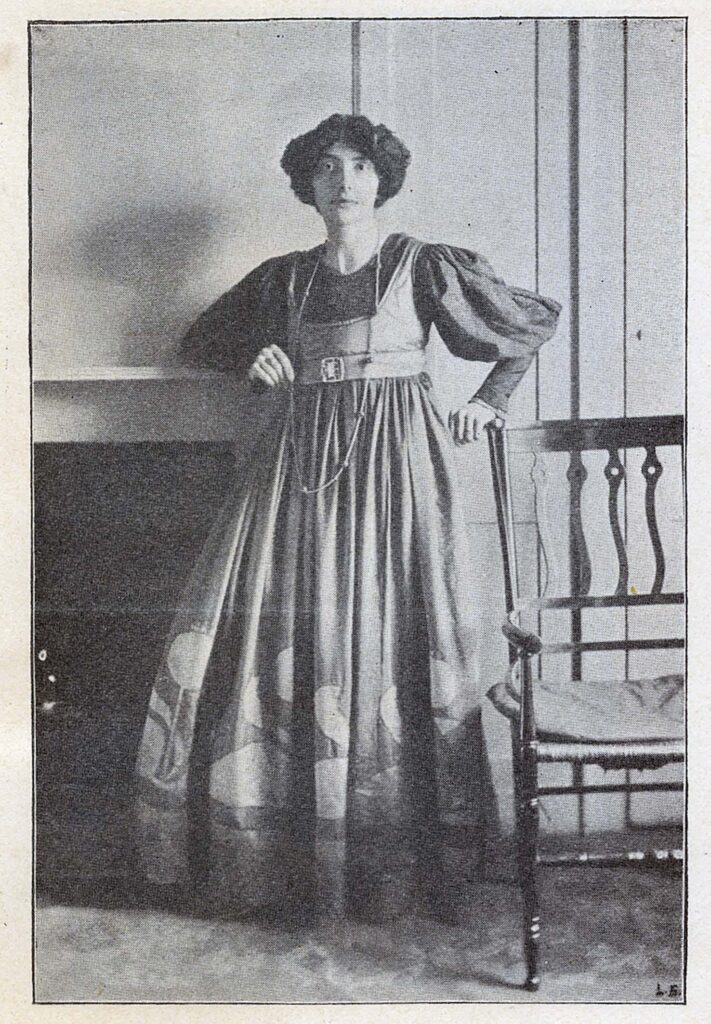 Anna Muthesius in einem Kleid aus grüner Libertyseide mit Aufnäharbeit in lila Atlas<br /> in: Anna Muthesius, Das Eigenkleid der Frau, Krefeld 1903, Abbildungsteil<br /> © MAK