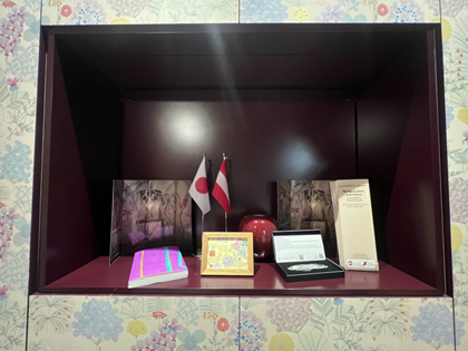 SHADOWtelePORTERS von Eva Petrič, Tapete Blütengarten von Felice Rix-Ueno und der Katalog zur MAK Ausstellung STERNE, FEDERN, QUASTEN. Die Wiener-Werkstätte-Künstlerin Felice Rix-Ueno (1893–1967) © Eva Petrič
