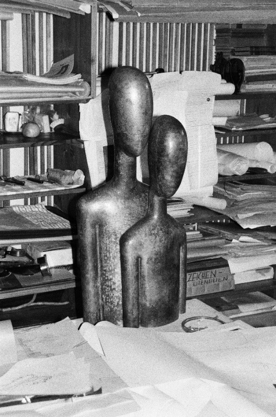 Büro der Werkstätte mit einer Figurengruppe von Franz Hagenauer, Messing getrieben, um 1933, Ausführung: 1967, Foto: 1980er Jahre © MAK