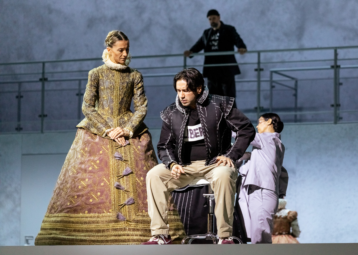 Étienne Dupuis (Rodrigo, Marquis von Posa) „Don Carlo“-Produktion an der Wiener Staatsoper (2024, Regie: Kirill Serebrennikov) © Wiener Staatsoper/Sofia Vargaiová