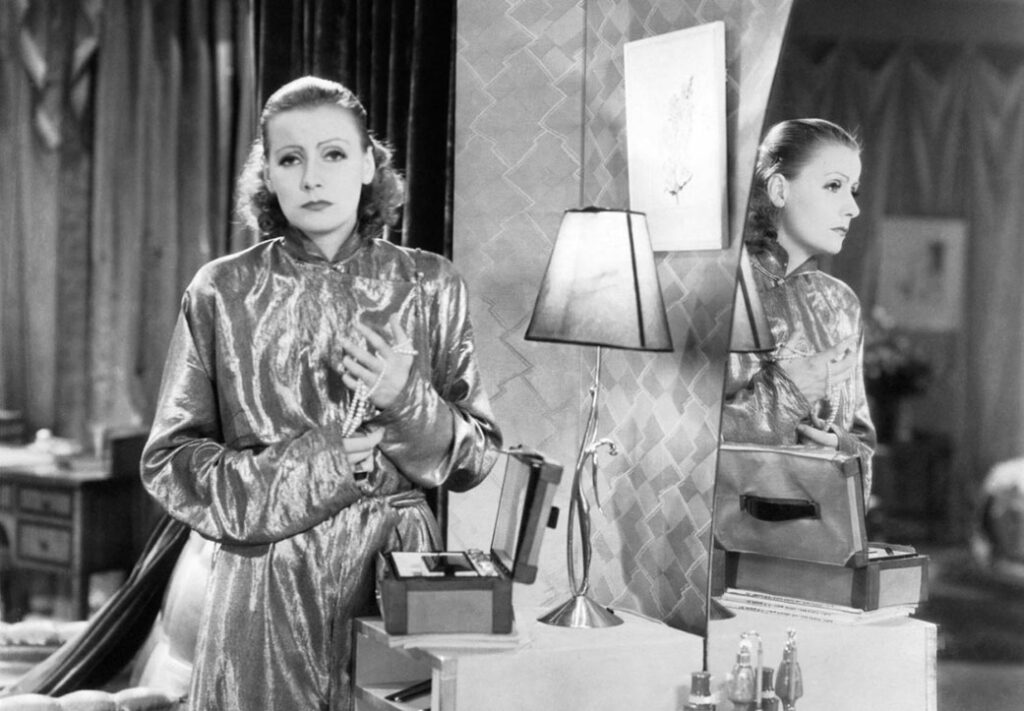 Filmstill aus Grand Hotel mit Greta Garbo von Edmund Golding, USA 1932; Tischlampe mit stehender Frau als Requisite, Entwurf: Karl Hagenauer, 1928 © Alamy Stock Foto
