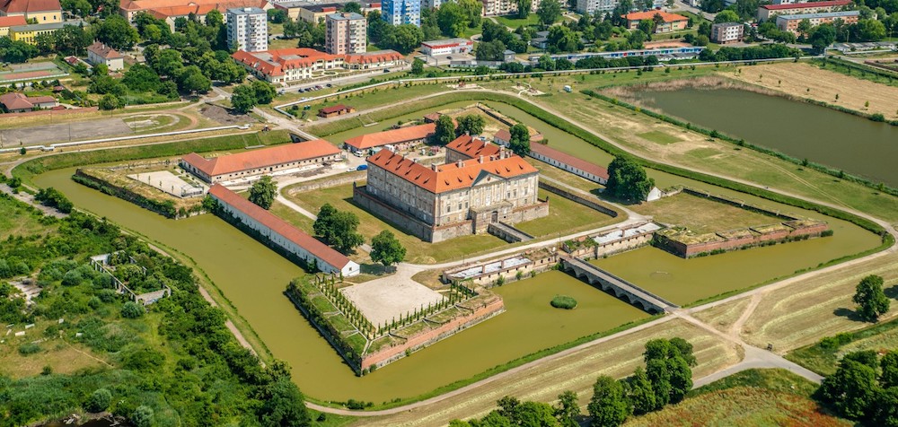 Schloss Holíč auf einer Marchinsel gelegen, gut sichtbar die Fortifikation © Mesto Holíč