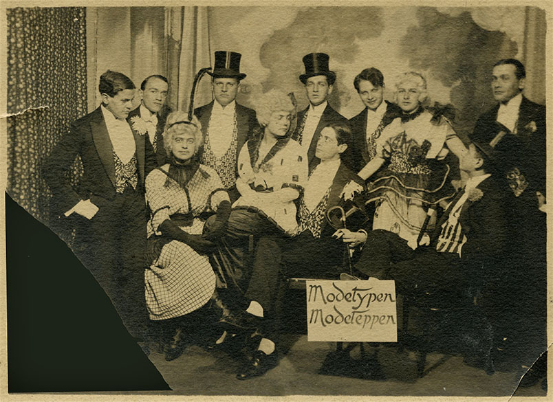 Fritzi Löw (mittlere der drei Damen) auf der Schleier-Redoute in den Sophiensälen 1914 © MAK