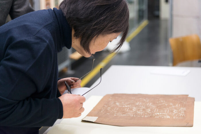 Mine Scheid-Katayama, Mitarbeiterin MAK-Sammlung Asien, mit einer Färbeschablone (Katagami) MAK-Depot © MAK/Mona Heiß Katagami im MAK