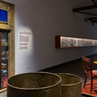 Ein Ausstellungsmöbel der Luxusklasse. Der Vitrinenschrank von Otto Prutscher im MAK