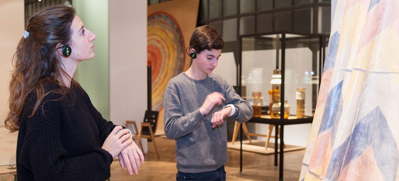 MAK-Kulturvermittlung mit Smartwatch-APP in der Ausstellung handWERK. Tradiertes Können in der digitalen Welt © MAK/Mona Heiß