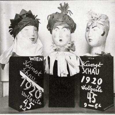 Papierköpfe als Werbung für die Kunstschau 1920 von Hedwig Schmidl (mittlerer Kopf) und Fritzi Löw © MAK
