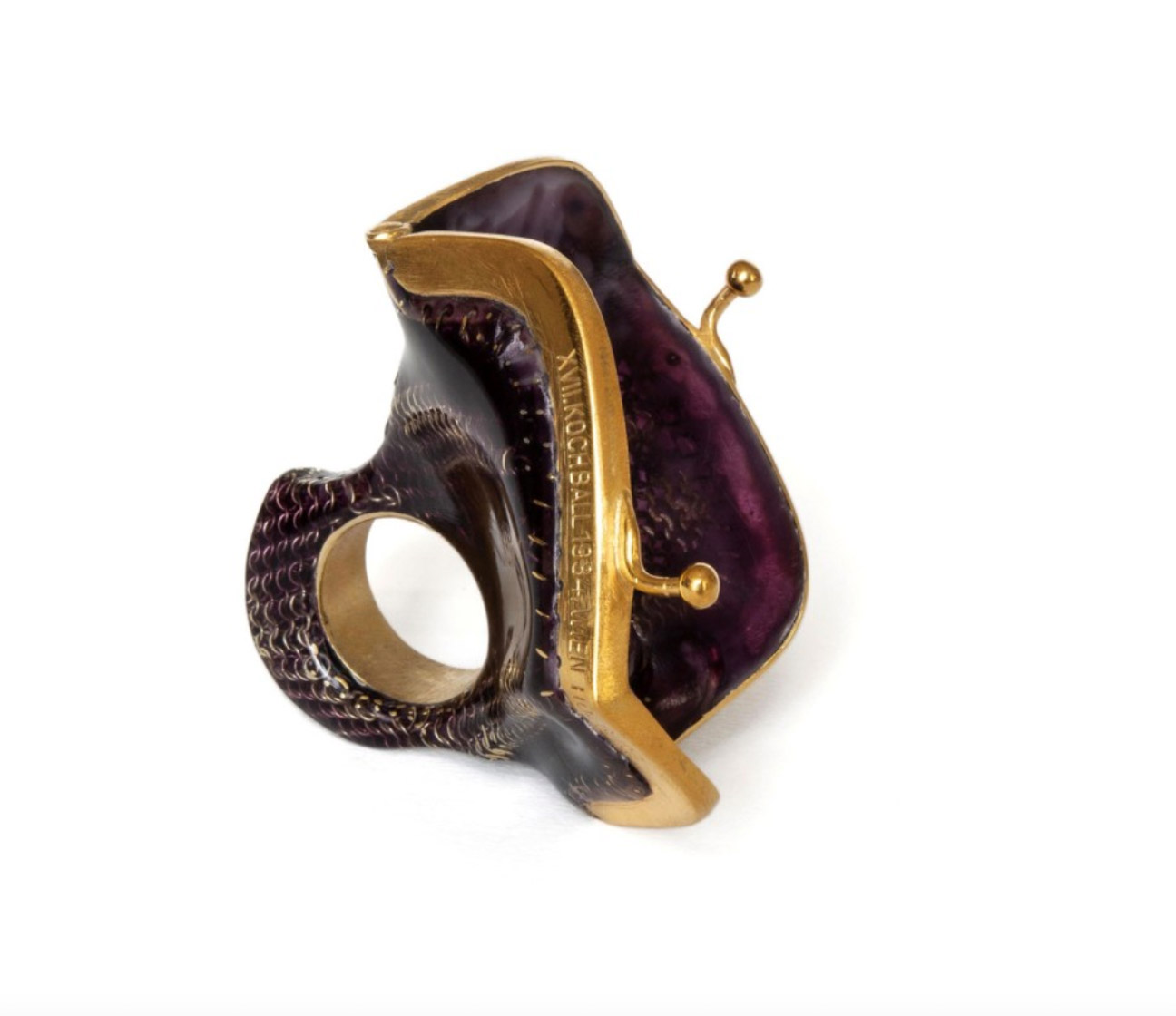 Ring o.T., Entwurf und Ausführung: Petra Zimmermann, Wien 2016, Metalltäschchen (Alpacca vergoldet, Inschrift XVII. Kochball 1934, Wien Hofburg) Polymethylmethacrylat, Amethystperlen, Silber, vergoldet, Courtesy of the artist
