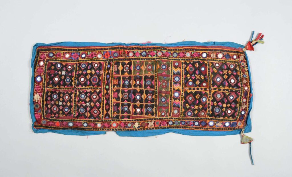 textiles Objekt aus dem Besitz der Rudofskys, Textil mit Spiegelstickerei, (möglicherweise ein Toran-Fragment), wohl Gujarat (Indien), erste Hälfte 20. Jahrhundert © MAK/Branislav Djordjevic