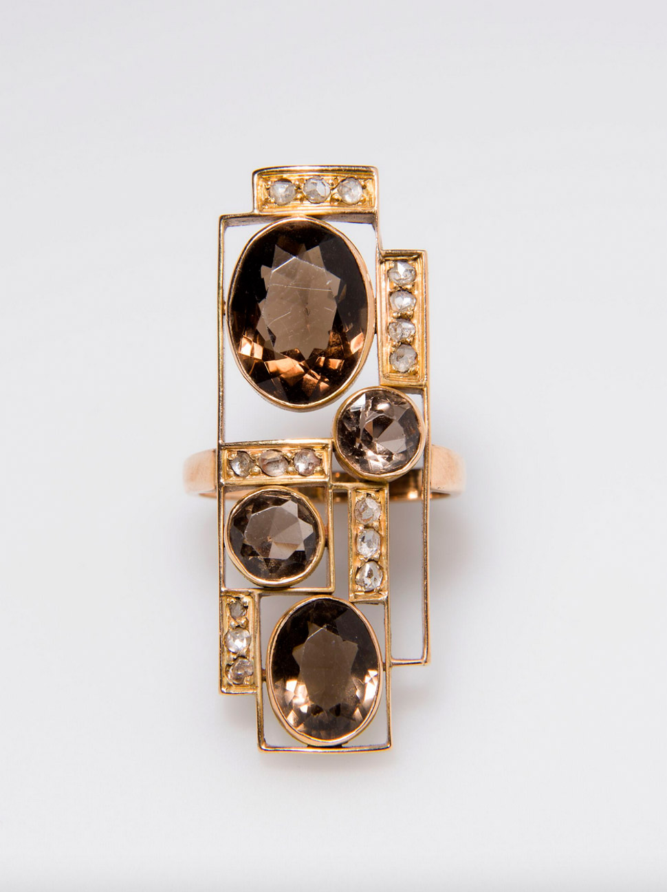 Ring mit abstraktem Dekor, Entwurf: Anton Kling, Ausführung Otto Stüber, Hamburg um 1915/20, Gold Rauchquarz, Diamant, MAK, BJ 1530