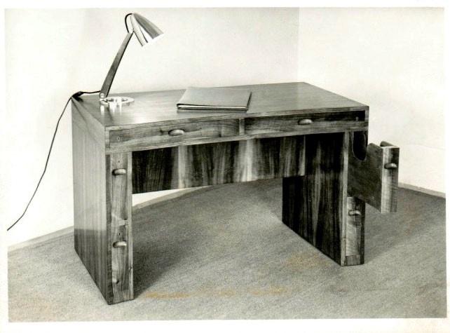 Schreibtisch von Julius Jirasek, Nussbaumholz furniert, 1948, zeitgenössisches Foto © MAK